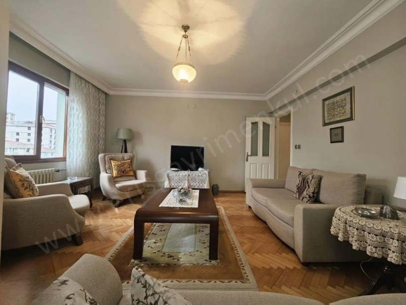 İSTANBUL KADIKÖY ATATÜRK CADDESİ ÖN CEPHE BALKONLU AYRI MUTFAKLI 3+1