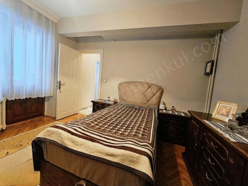 İSTANBUL KADIKÖY ATATÜRK CADDESİ ÖN CEPHE BALKONLU AYRI MUTFAKLI 3+1