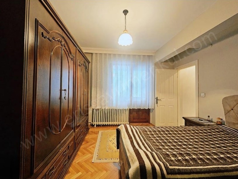 İSTANBUL KADIKÖY ATATÜRK CADDESİ ÖN CEPHE BALKONLU AYRI MUTFAKLI 3+1