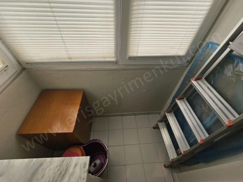 İSTANBUL KADIKÖY ATATÜRK CADDESİ ÖN CEPHE BALKONLU AYRI MUTFAKLI 3+1