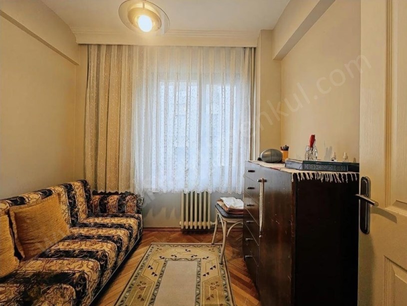 İSTANBUL KADIKÖY ATATÜRK CADDESİ ÖN CEPHE BALKONLU AYRI MUTFAKLI 3+1