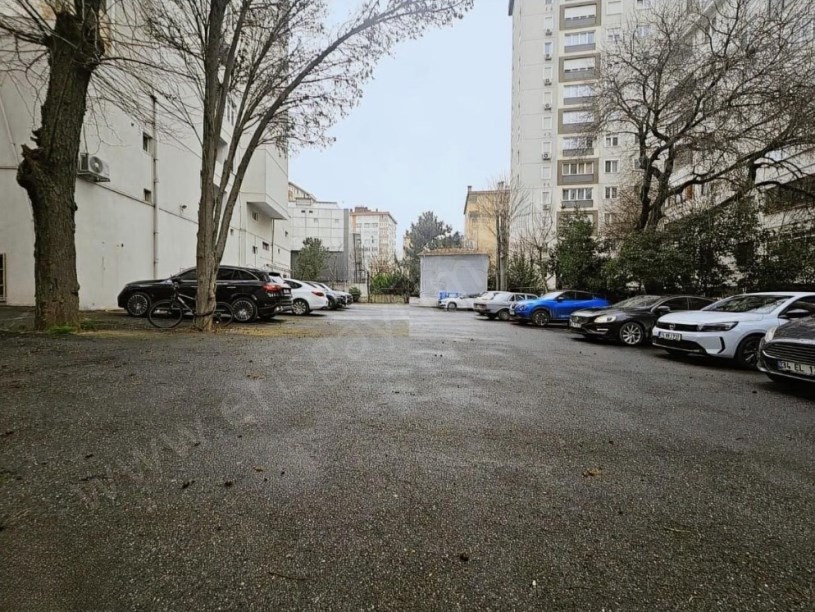 İSTANBUL KADIKÖY ATATÜRK CADDESİ ÖN CEPHE BALKONLU AYRI MUTFAKLI 3+1