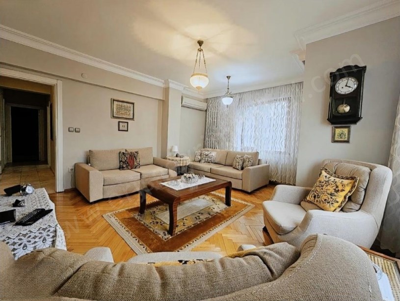 İSTANBUL KADIKÖY ATATÜRK CADDESİ ÖN CEPHE BALKONLU AYRI MUTFAKLI 3+1