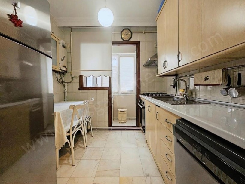 İSTANBUL KADIKÖY ATATÜRK CADDESİ ÖN CEPHE BALKONLU AYRI MUTFAKLI 3+1