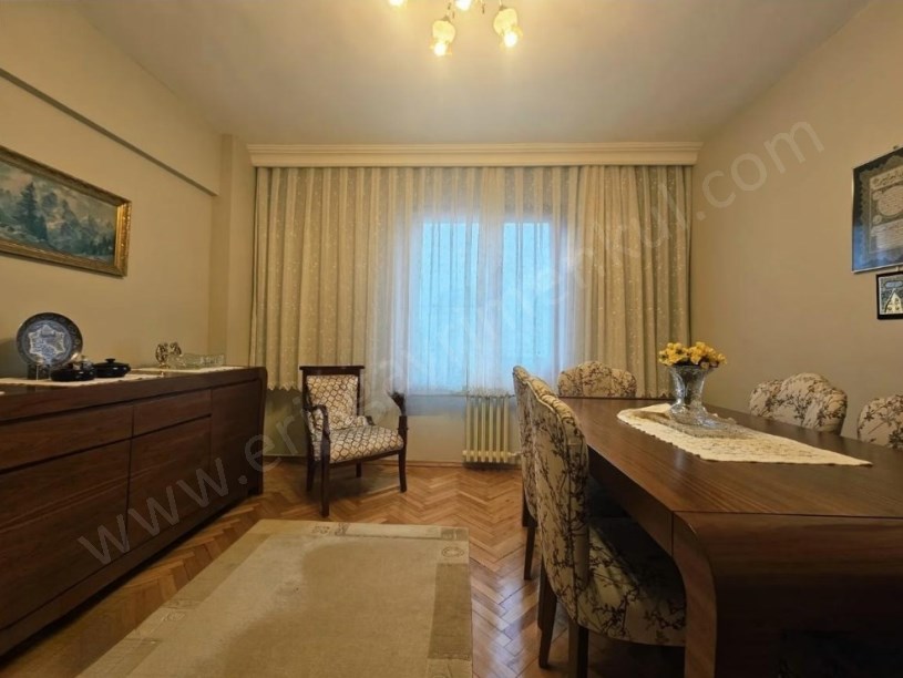 İSTANBUL KADIKÖY ATATÜRK CADDESİ ÖN CEPHE BALKONLU AYRI MUTFAKLI 3+1