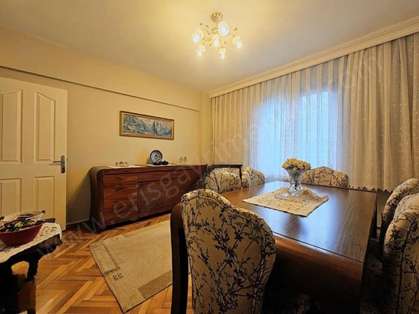 İSTANBUL KADIKÖY ATATÜRK CADDESİ ÖN CEPHE BALKONLU AYRI MUTFAKLI 3+1