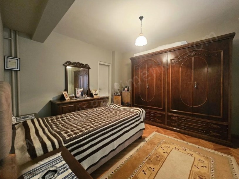 İSTANBUL KADIKÖY ATATÜRK CADDESİ ÖN CEPHE BALKONLU AYRI MUTFAKLI 3+1