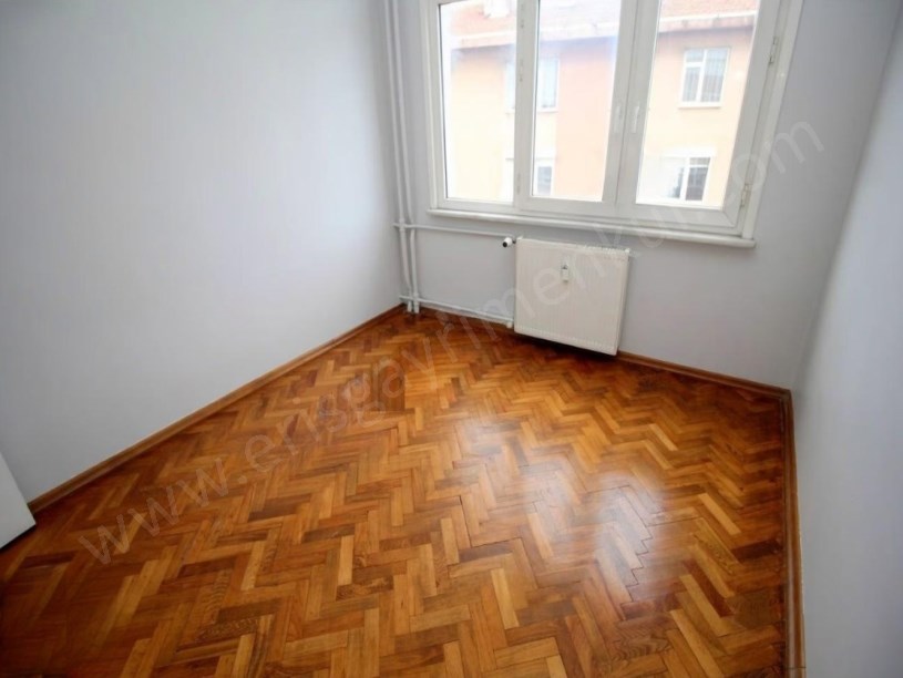 İSTANBUL KADIKÖY SAHRAYICEDİT İNÖNÜ CAD. ÜZERİNDE 150m2 3+1