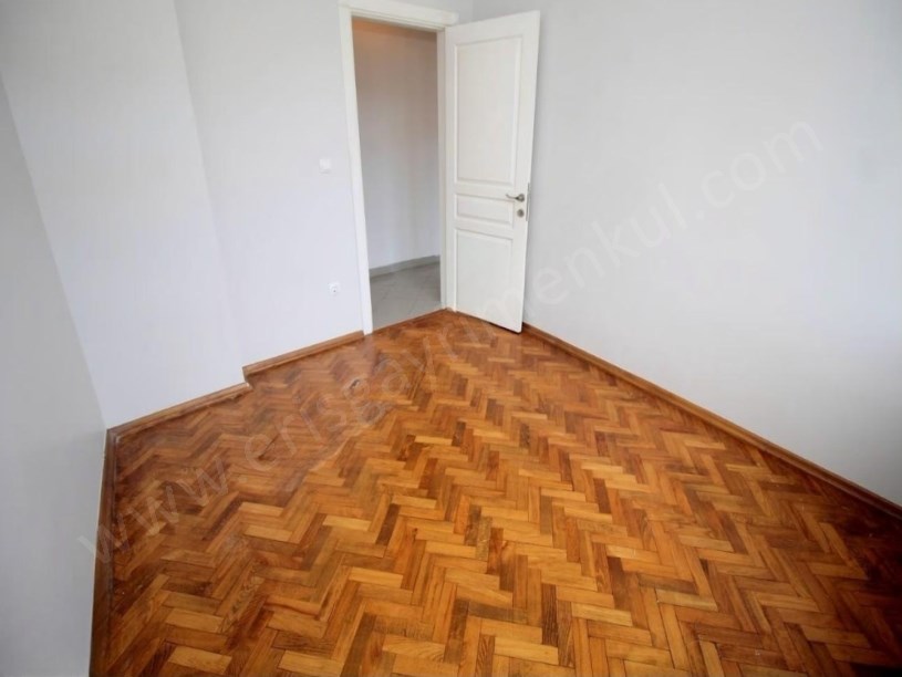 İSTANBUL KADIKÖY SAHRAYICEDİT İNÖNÜ CAD. ÜZERİNDE 150m2 3+1