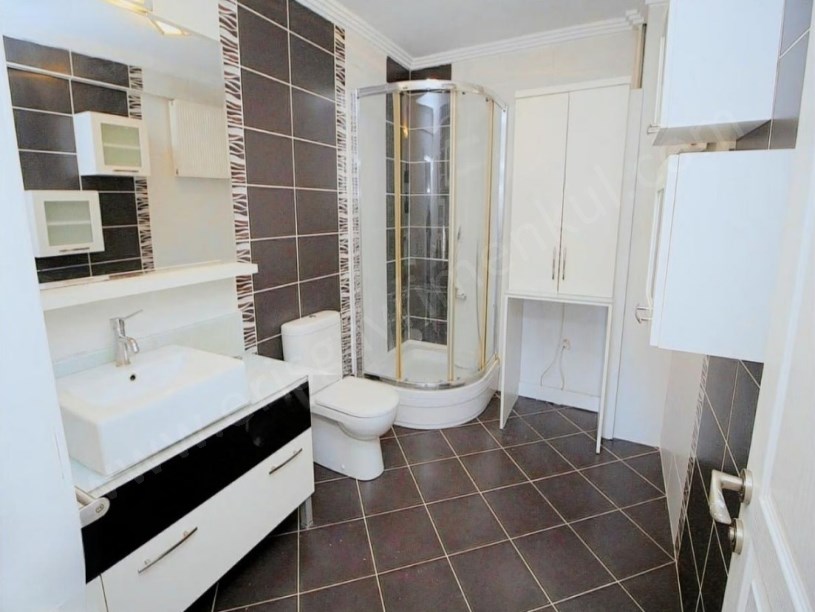 İSTANBUL KADIKÖY SAHRAYICEDİT İNÖNÜ CAD. ÜZERİNDE 150m2 3+1