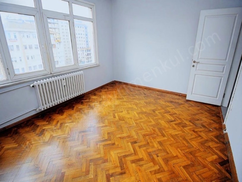 İSTANBUL KADIKÖY SAHRAYICEDİT İNÖNÜ CAD. ÜZERİNDE 150m2 3+1