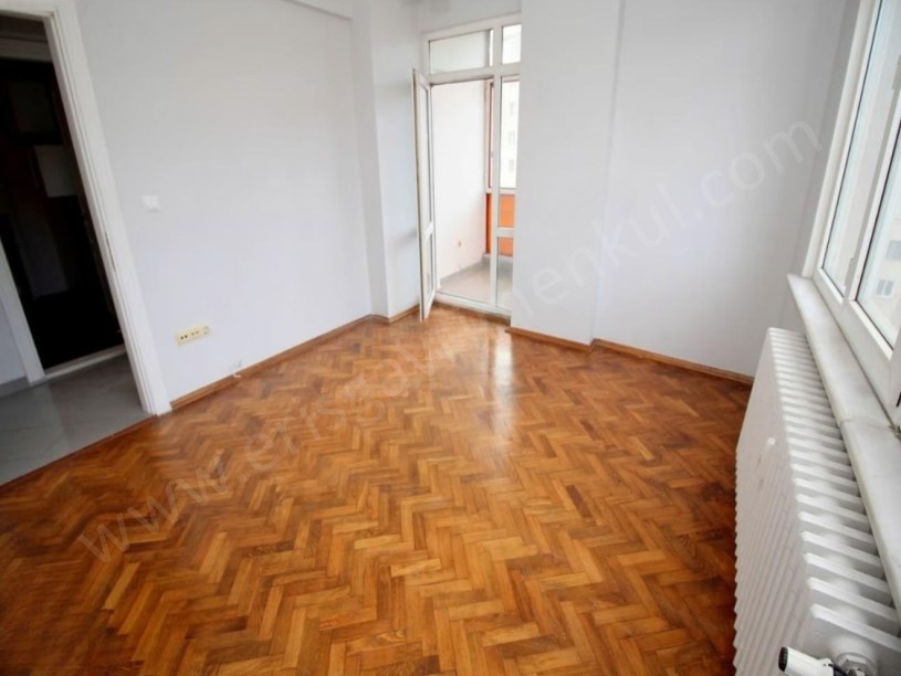 İSTANBUL KADIKÖY SAHRAYICEDİT İNÖNÜ CAD. ÜZERİNDE 150m2 3+1