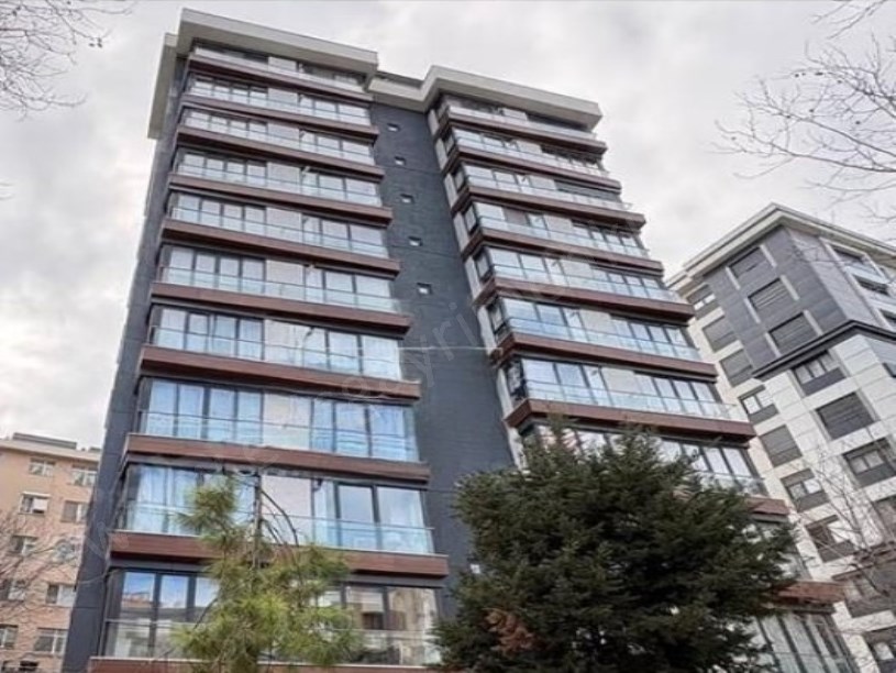 İSTANBUL KADIKÖY Atatürk Caddesinde Genç Binada Kapanmaz Ferahlıkta Satılık 3+1