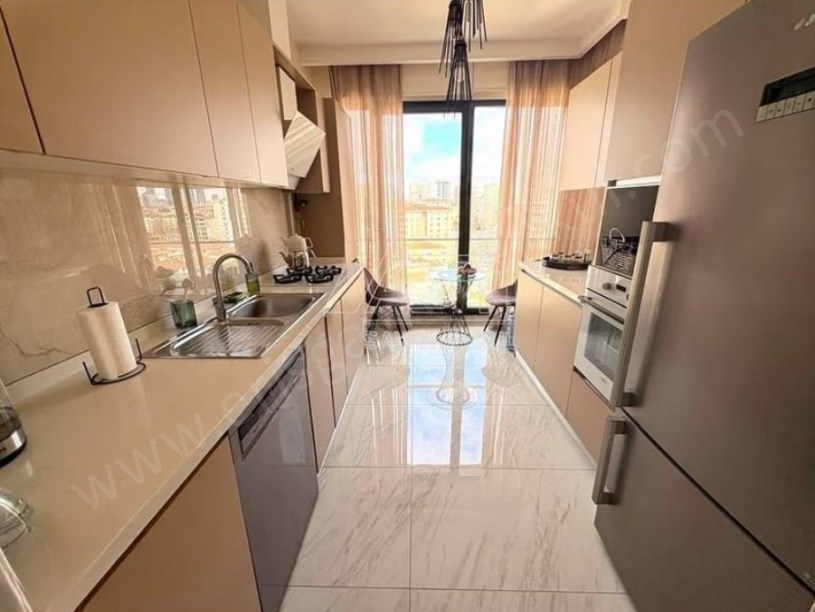 İSTANBUL KADIKÖY Atatürk Caddesinde Genç Binada Kapanmaz Ferahlıkta Satılık 3+1