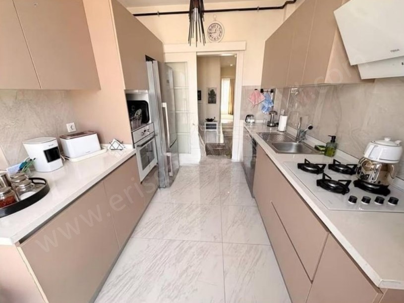 İSTANBUL KADIKÖY Atatürk Caddesinde Genç Binada Kapanmaz Ferahlıkta Satılık 3+1