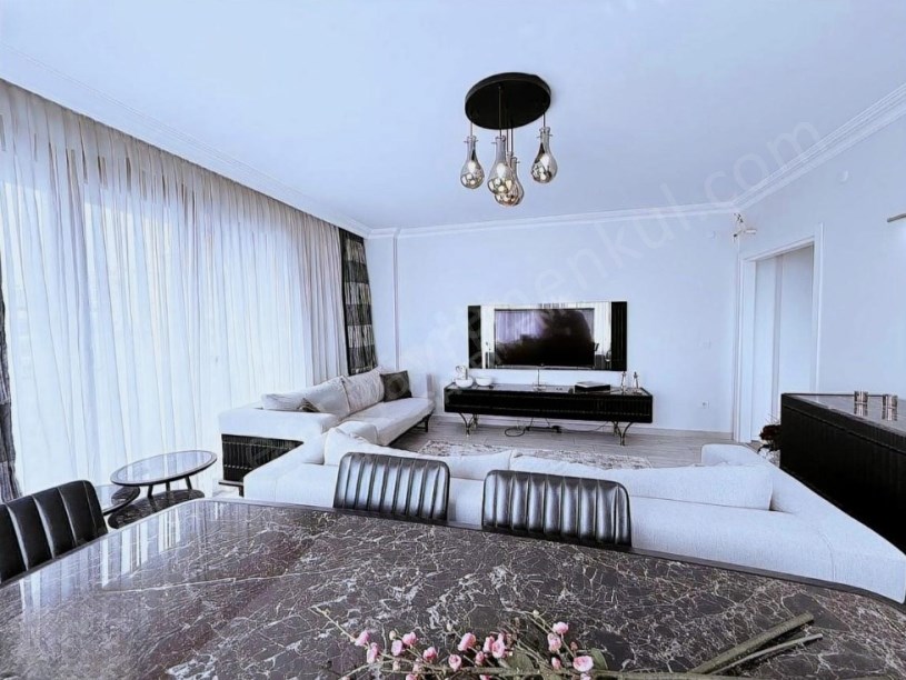 İSTANBUL KADIKÖY SUADİYE BAĞDAT CADDESİNE ÇOK YAKIN 5 YILLIK GENİŞ 2+1 DAİRE