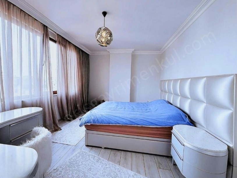 İSTANBUL KADIKÖY SUADİYE BAĞDAT CADDESİNE ÇOK YAKIN 5 YILLIK GENİŞ 2+1 DAİRE