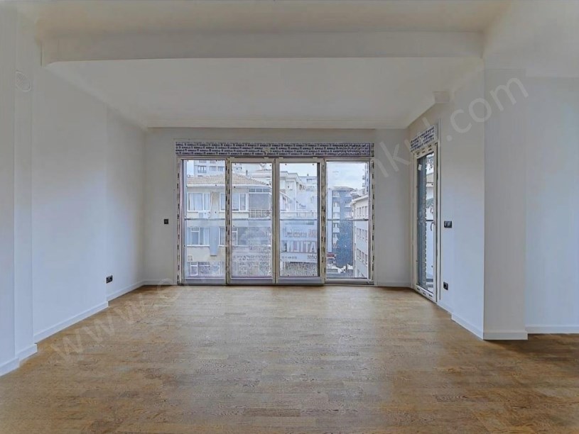 İSTANBUL KADIKÖY SUADİYEDE BAĞDAT CADDESİNE KOMŞU, 2+1 BALKONLU DAİRE