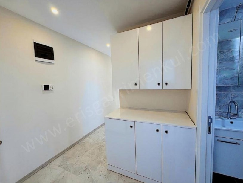 İSTANBUL KADIKÖY GENÇ BİNADA ATATÜRK CADDESİNE YÜRÜME MESAFESİNDE 2+1 SATILIK