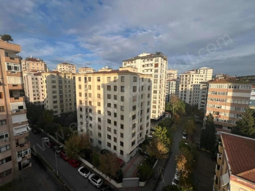 İSTANBUL KADIKÖY DE 5 YILLIK 2+1 70m2 KOMBİLİ BALKONLU ARAKATTA TEMİZ DAİR