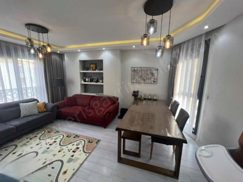 İSTANBUL KADIKÖY DE 5 YILLIK 2+1 70m2 KOMBİLİ BALKONLU ARAKATTA TEMİZ DAİR