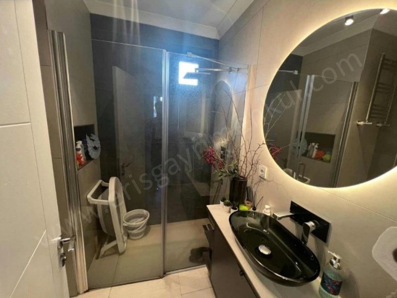 İSTANBUL KADIKÖY DE 5 YILLIK 2+1 70m2 KOMBİLİ BALKONLU ARAKATTA TEMİZ DAİR