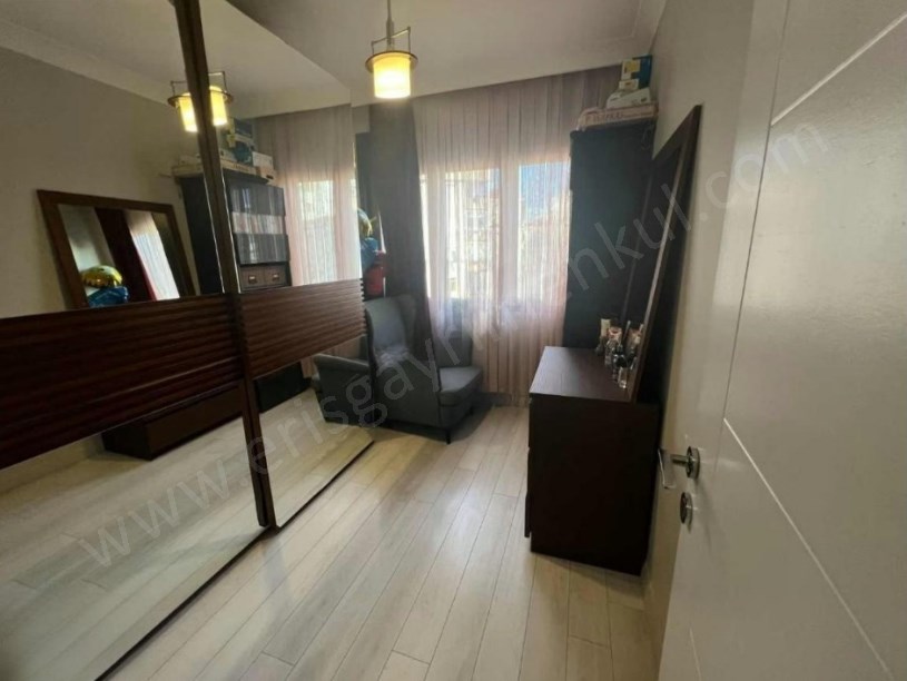 İSTANBUL KADIKÖY DE 5 YILLIK 2+1 70m2 KOMBİLİ BALKONLU ARAKATTA TEMİZ DAİR