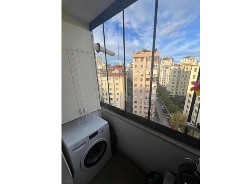 İSTANBUL KADIKÖY DE 5 YILLIK 2+1 70m2 KOMBİLİ BALKONLU ARAKATTA TEMİZ DAİR