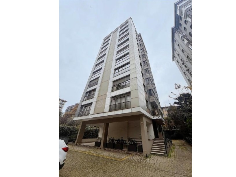 İSTANBUL KADIKÖY GÖZTEPEDE CADDE ÜZERİNDE BALKONLU GENÇ BİNADA GENİŞ 3+1