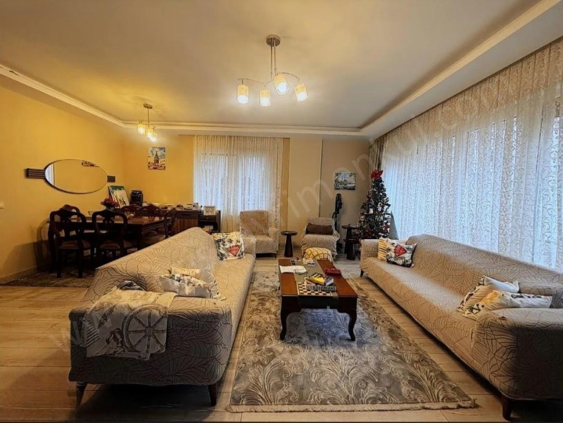 İSTANBUL KADIKÖY GÖZTEPEDE CADDE ÜZERİNDE BALKONLU GENÇ BİNADA GENİŞ 3+1