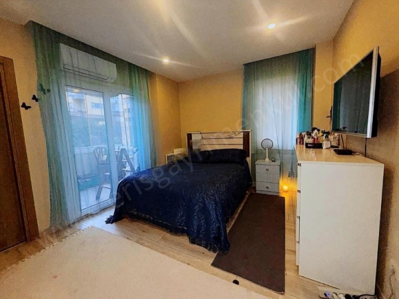 İSTANBUL KADIKÖY GÖZTEPEDE CADDE ÜZERİNDE BALKONLU GENÇ BİNADA GENİŞ 3+1