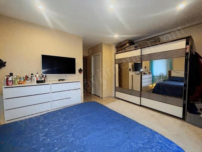 İSTANBUL KADIKÖY GÖZTEPEDE CADDE ÜZERİNDE BALKONLU GENÇ BİNADA GENİŞ 3+1