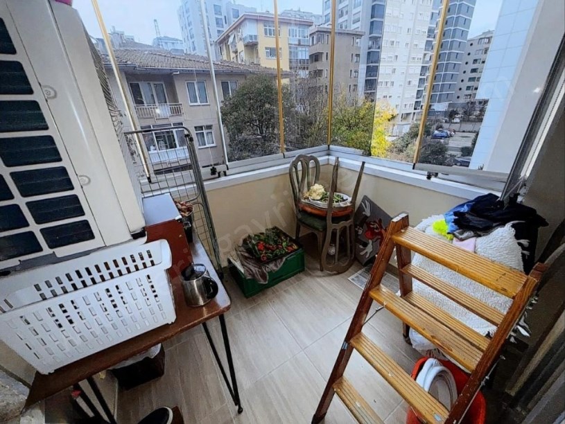 İSTANBUL KADIKÖY GÖZTEPEDE CADDE ÜZERİNDE BALKONLU GENÇ BİNADA GENİŞ 3+1