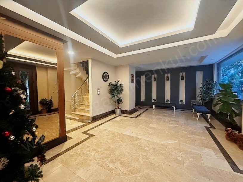 İSTANBUL KADIKÖY GÖZTEPEDE CADDE ÜZERİNDE BALKONLU GENÇ BİNADA GENİŞ 3+1