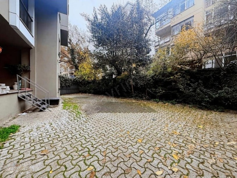 İSTANBUL KADIKÖY GÖZTEPEDE CADDE ÜZERİNDE BALKONLU GENÇ BİNADA GENİŞ 3+1