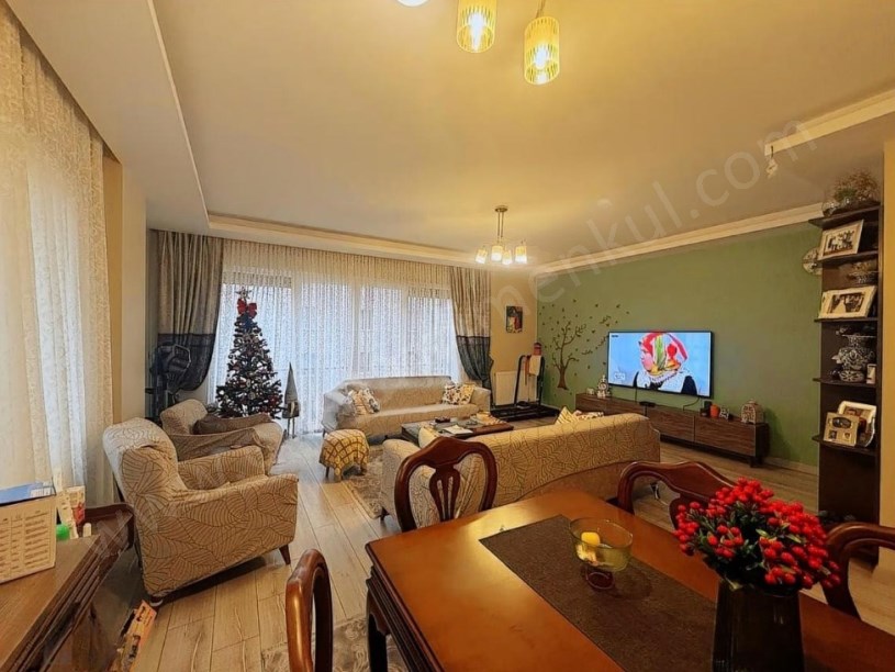 İSTANBUL KADIKÖY GÖZTEPEDE CADDE ÜZERİNDE BALKONLU GENÇ BİNADA GENİŞ 3+1