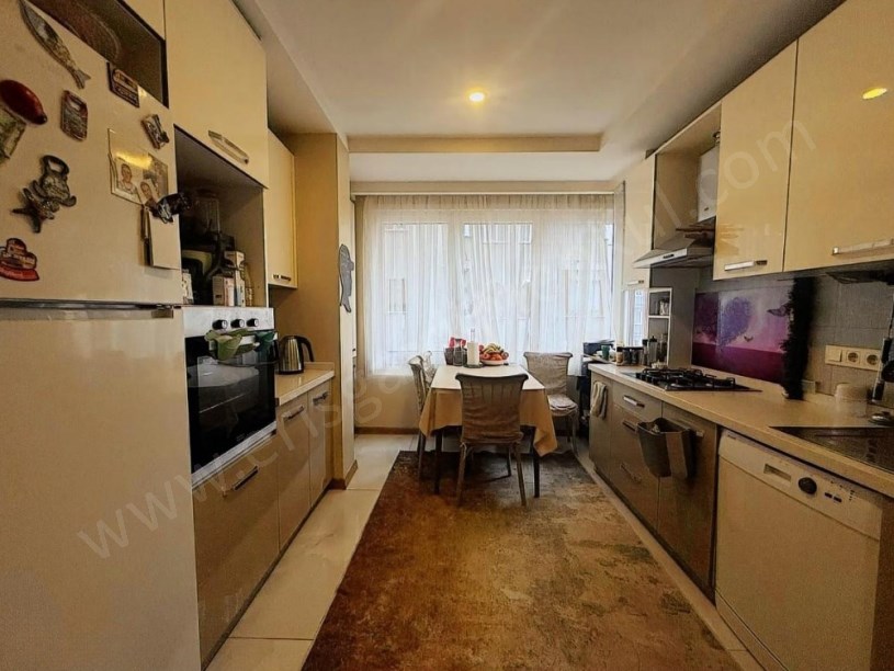 İSTANBUL KADIKÖY GÖZTEPEDE CADDE ÜZERİNDE BALKONLU GENÇ BİNADA GENİŞ 3+1