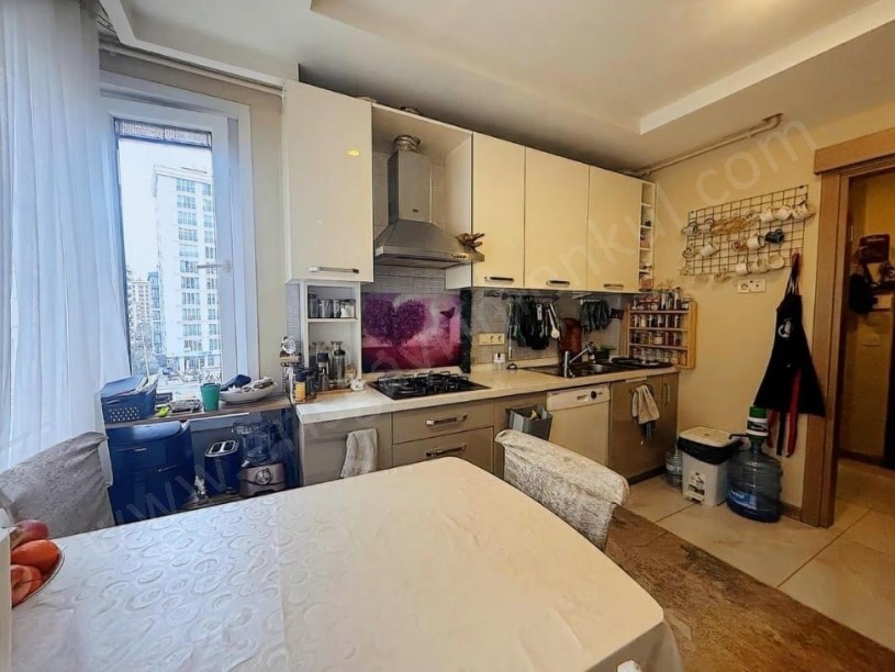 İSTANBUL KADIKÖY GÖZTEPEDE CADDE ÜZERİNDE BALKONLU GENÇ BİNADA GENİŞ 3+1