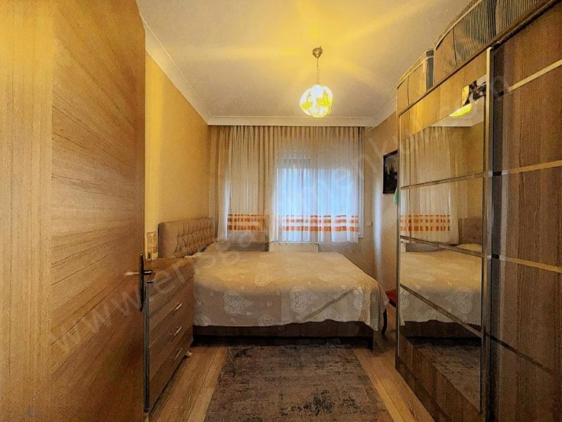 İSTANBUL KADIKÖY GÖZTEPEDE CADDE ÜZERİNDE BALKONLU GENÇ BİNADA GENİŞ 3+1