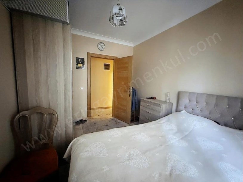 İSTANBUL KADIKÖY GÖZTEPEDE CADDE ÜZERİNDE BALKONLU GENÇ BİNADA GENİŞ 3+1