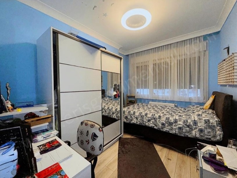 İSTANBUL KADIKÖY GÖZTEPEDE CADDE ÜZERİNDE BALKONLU GENÇ BİNADA GENİŞ 3+1