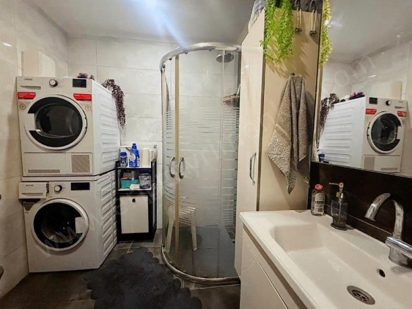 İSTANBUL KADIKÖY GÖZTEPEDE CADDE ÜZERİNDE BALKONLU GENÇ BİNADA GENİŞ 3+1