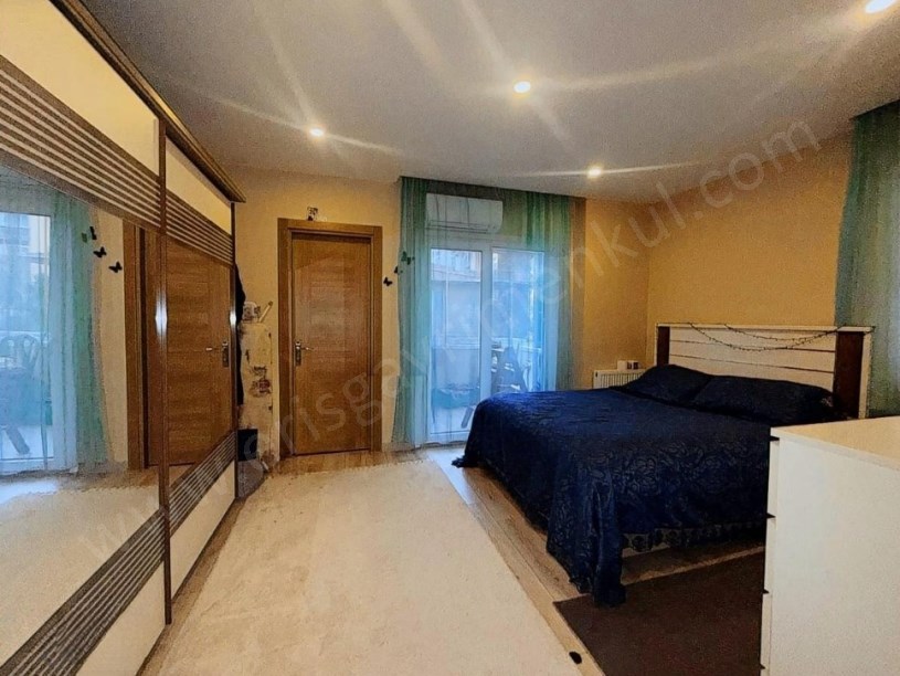 İSTANBUL KADIKÖY GÖZTEPEDE CADDE ÜZERİNDE BALKONLU GENÇ BİNADA GENİŞ 3+1