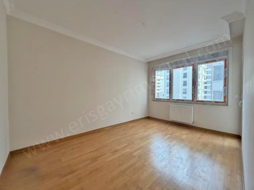  İSTANBUL KADIKÖY  BAĞDAT CD. YAKIN ÇİFT BALKONLU EBEVEYNLİ 108M2 3+1