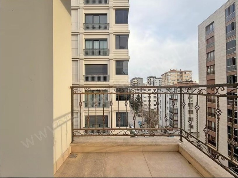  İSTANBUL KADIKÖY  BAĞDAT CD. YAKIN ÇİFT BALKONLU EBEVEYNLİ 108M2 3+1