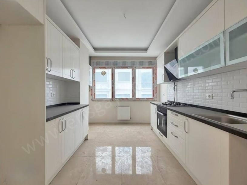  İSTANBUL KADIKÖY  BAĞDAT CD. YAKIN ÇİFT BALKONLU EBEVEYNLİ 108M2 3+1