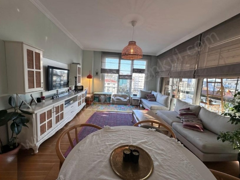 İSTANBUL KADIKÖY ERENKÖY DE MARMARAYA ÇOK YAKIN KONUMDA GENÇ BİNADA 3+1 BALKONLU