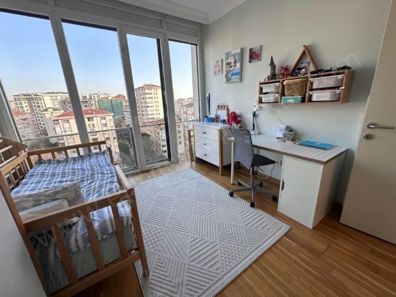 İSTANBUL KADIKÖY ERENKÖY DE MARMARAYA ÇOK YAKIN KONUMDA GENÇ BİNADA 3+1 BALKONLU