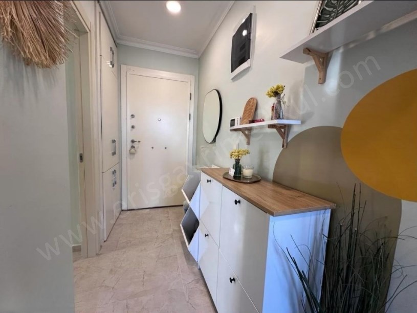 İSTANBUL KADIKÖY ERENKÖY DE MARMARAYA ÇOK YAKIN KONUMDA GENÇ BİNADA 3+1 BALKONLU