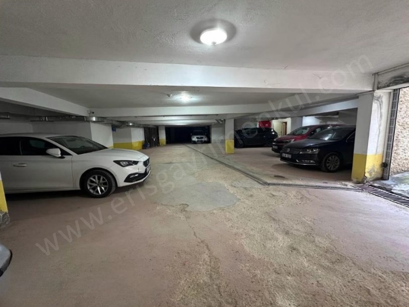 İSTANBUL KADIKÖY ERENKÖY DE MARMARAYA ÇOK YAKIN KONUMDA GENÇ BİNADA 3+1 BALKONLU